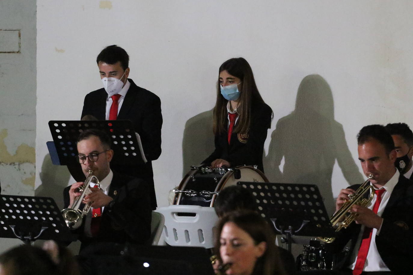 Fotos: La Plaza de la Alcazaba acoge varios conciertos de bandas con un fin solidario
