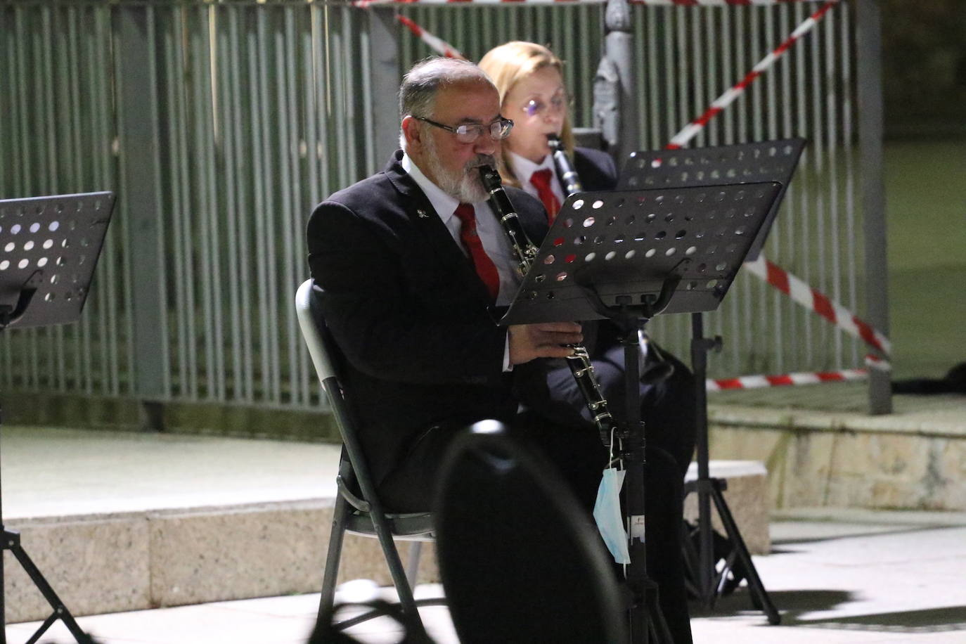 Fotos: La Plaza de la Alcazaba acoge varios conciertos de bandas con un fin solidario