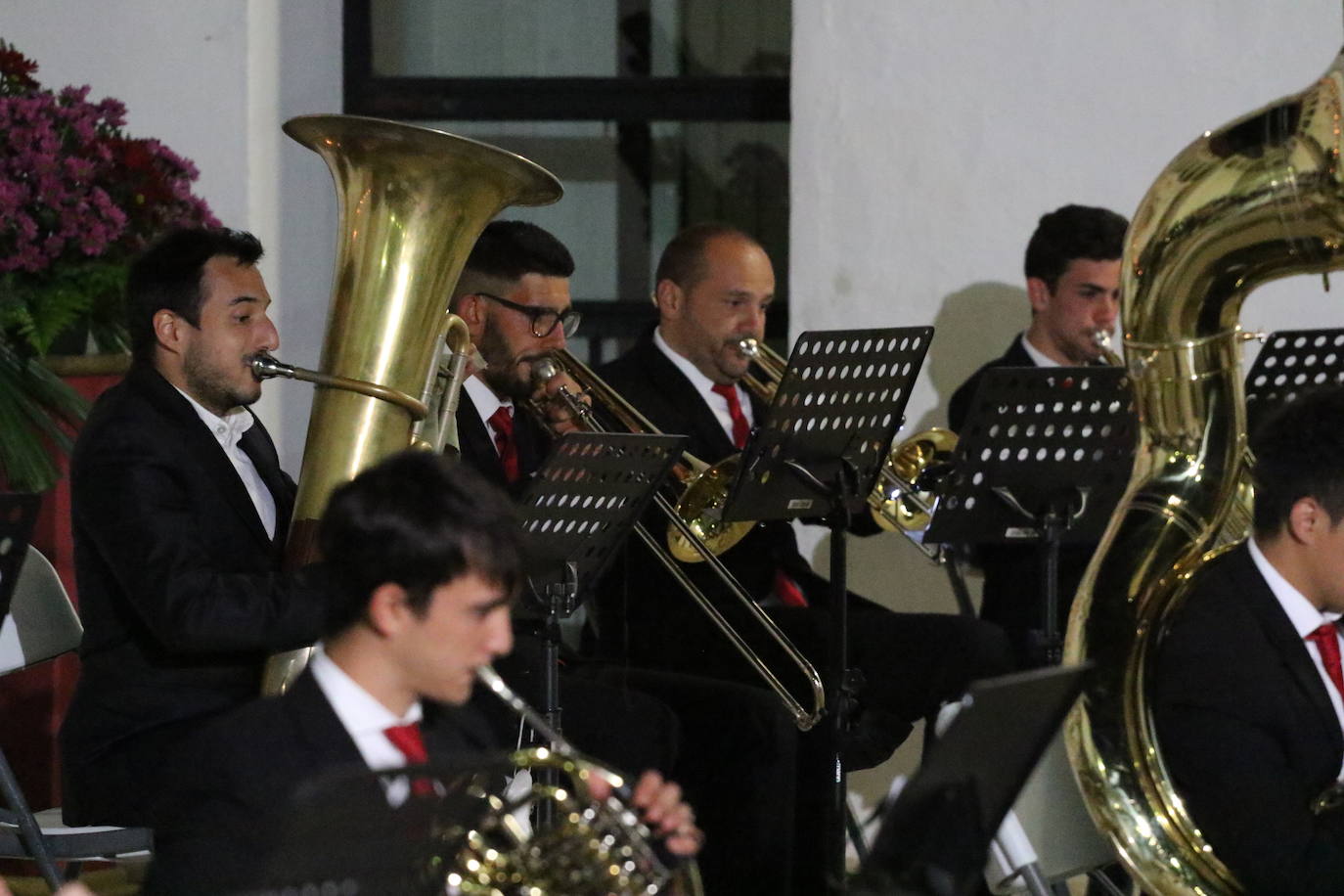 Fotos: La Plaza de la Alcazaba acoge varios conciertos de bandas con un fin solidario