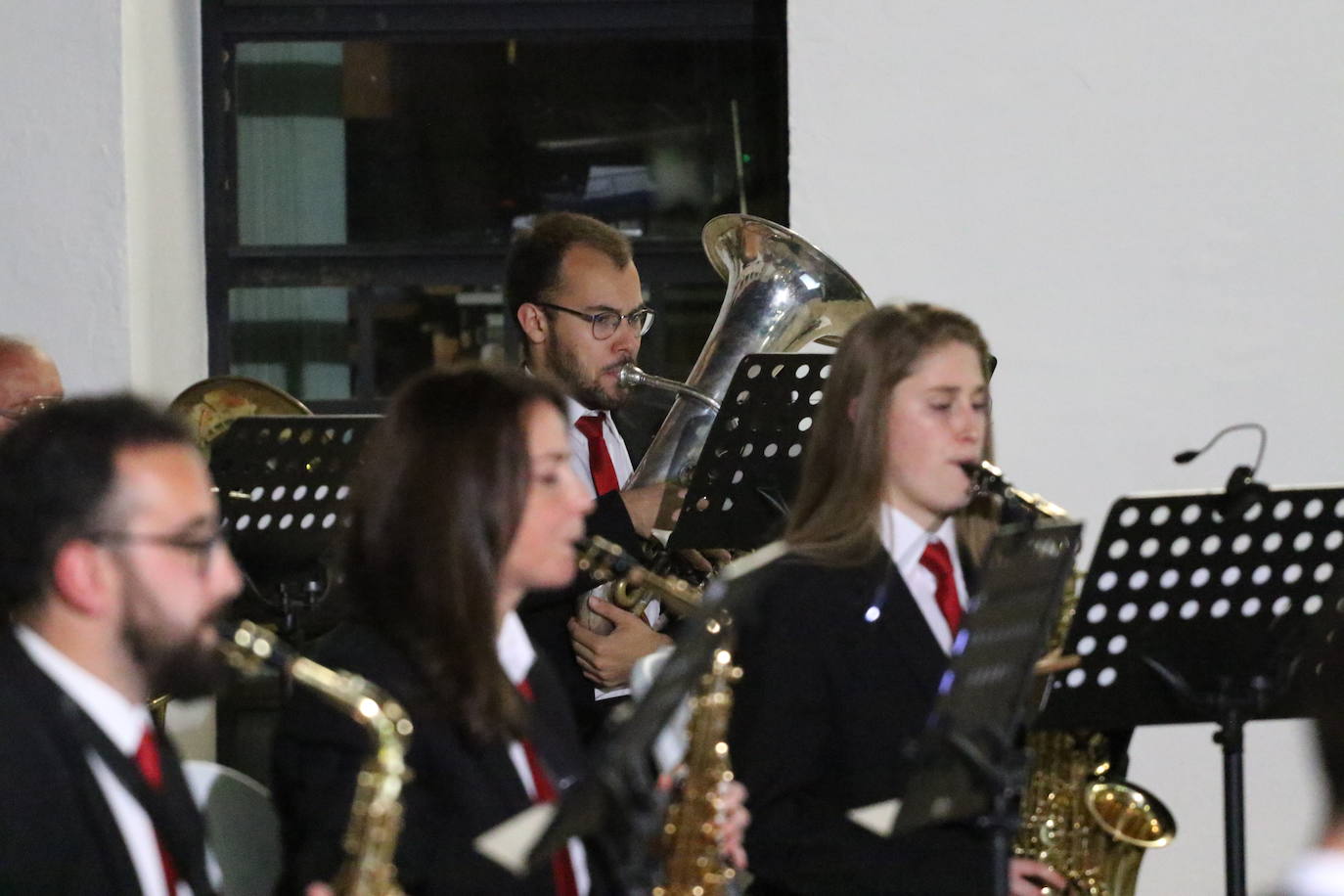 Fotos: La Plaza de la Alcazaba acoge varios conciertos de bandas con un fin solidario