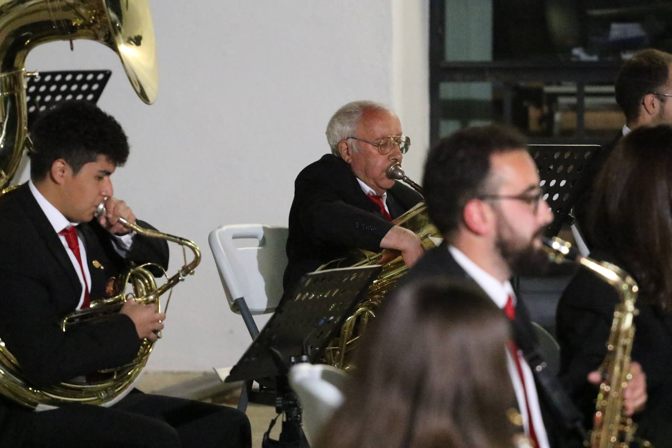 Fotos: La Plaza de la Alcazaba acoge varios conciertos de bandas con un fin solidario