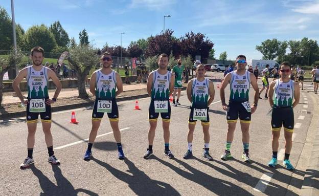 Miembros del Club Triatlón Jerez que, también, participaron en el Campeonato. 