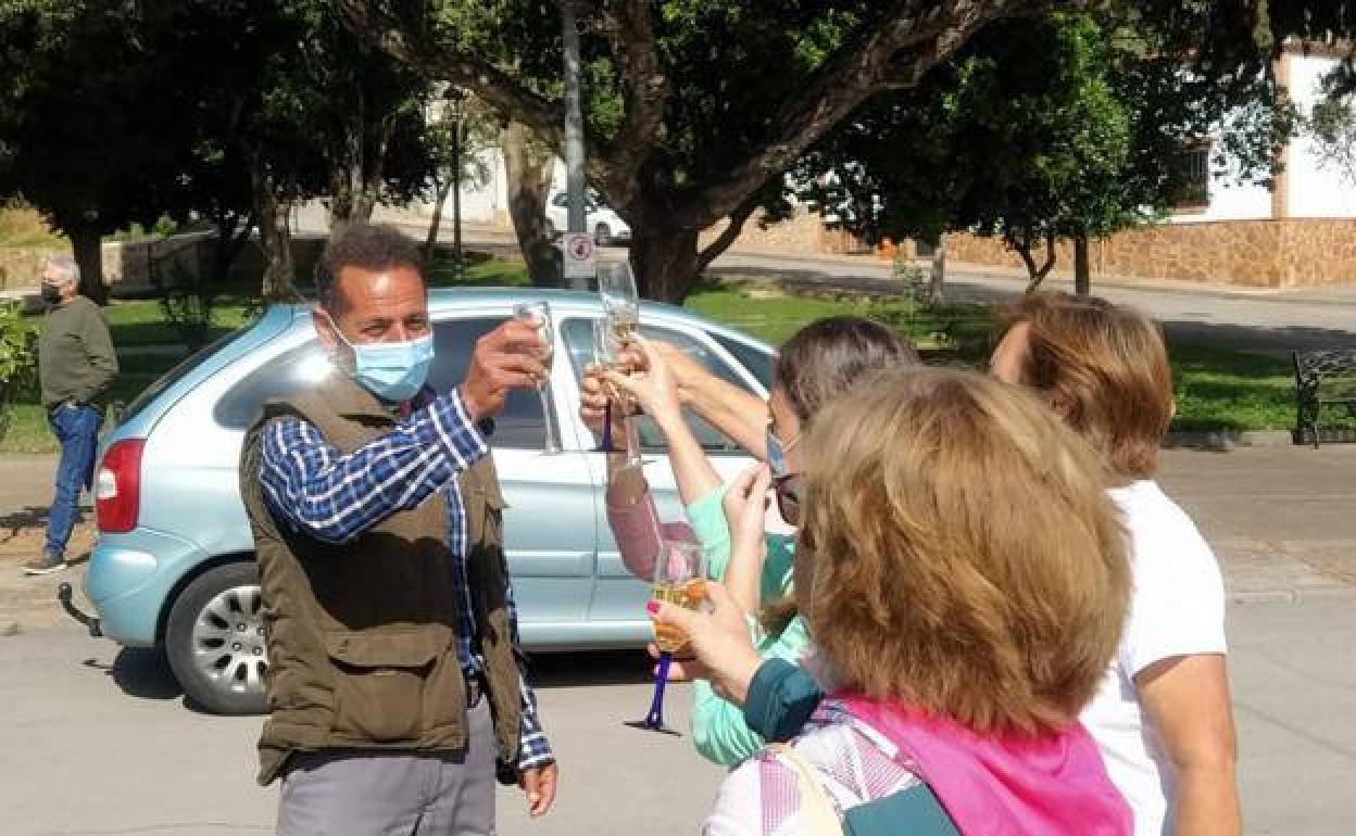 Rufino Peanilla celebra esta mañana con vecinos en Valuengo el premio de 5,4 millones. 
