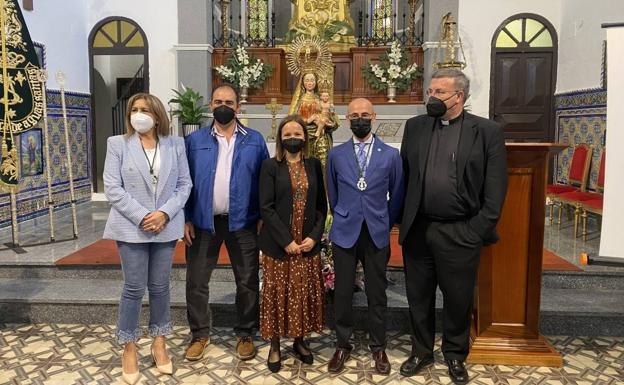 Miembros de la Hermandad Nuestra Señora de Aguasantas, Francisco Gallardo, presidente de la Junta de Cofradías, Francisco Pérez, restaurador, y Antonio María Rejano, párroco del municipio. 