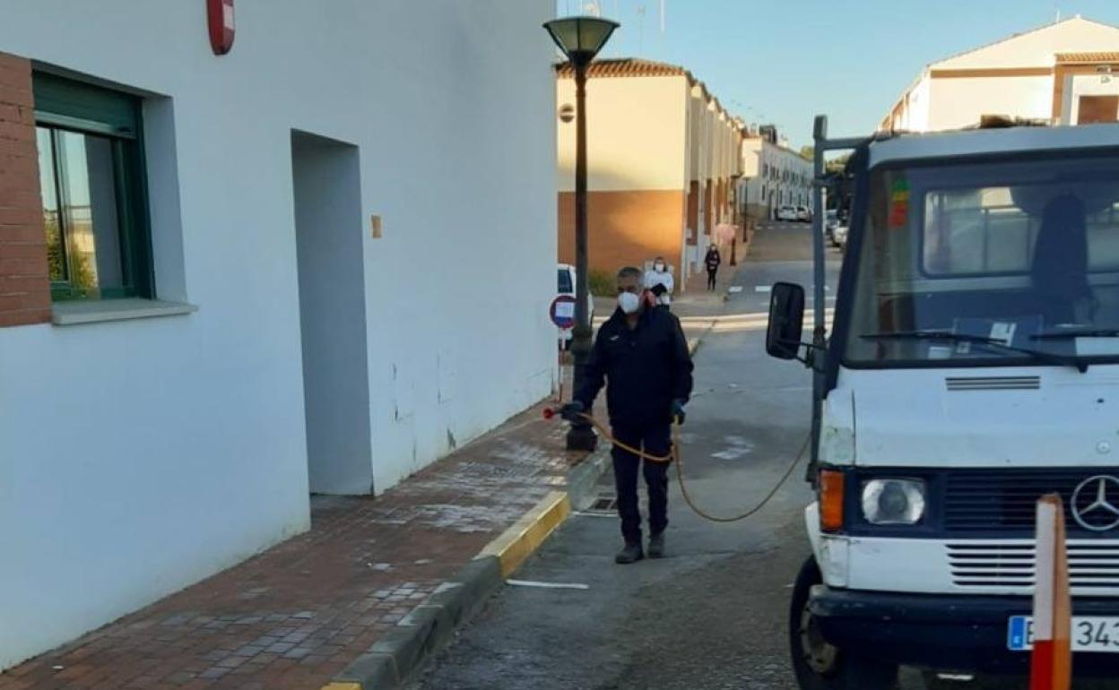 El Ayuntamiento intensifica las labores de desinfección en las zonas de mayor afluencia de público
