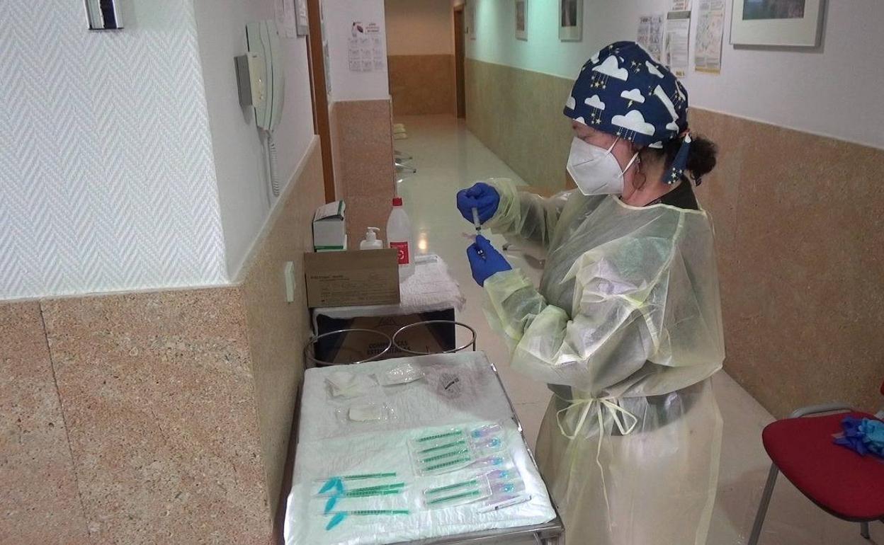 El centro de salud de Jerez comienza administrar la tercera dosis a las personas mayores de 80 años que no viven en residencias