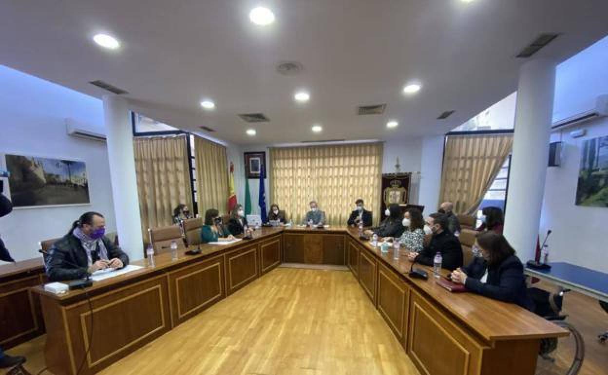 Pleno de enero del año pasado en Jerez en el que triunfó la moción de censura presentada por el PSOE. A la derecha de la imagen, en primer lugar, Manuela Cordobés. Enfrente, Juan Carlos Santana, alcalde saliente. 