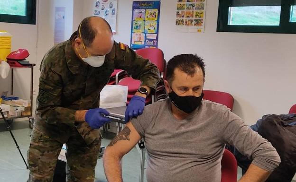 El capitán enfermero Sergio Vázquez vacunando contra la covid a un usuario en el centro de salud de Jerez de los Caballeros. 