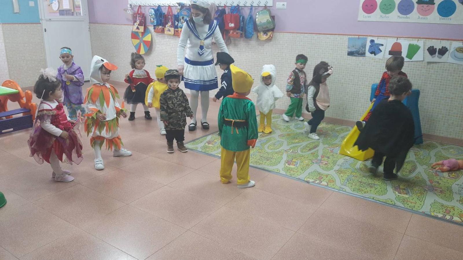 Fotos: El Carnaval llena de color, ritmo y alegría los centros educativos