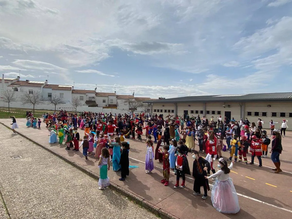 Fotos: El Carnaval llena de color, ritmo y alegría los centros educativos