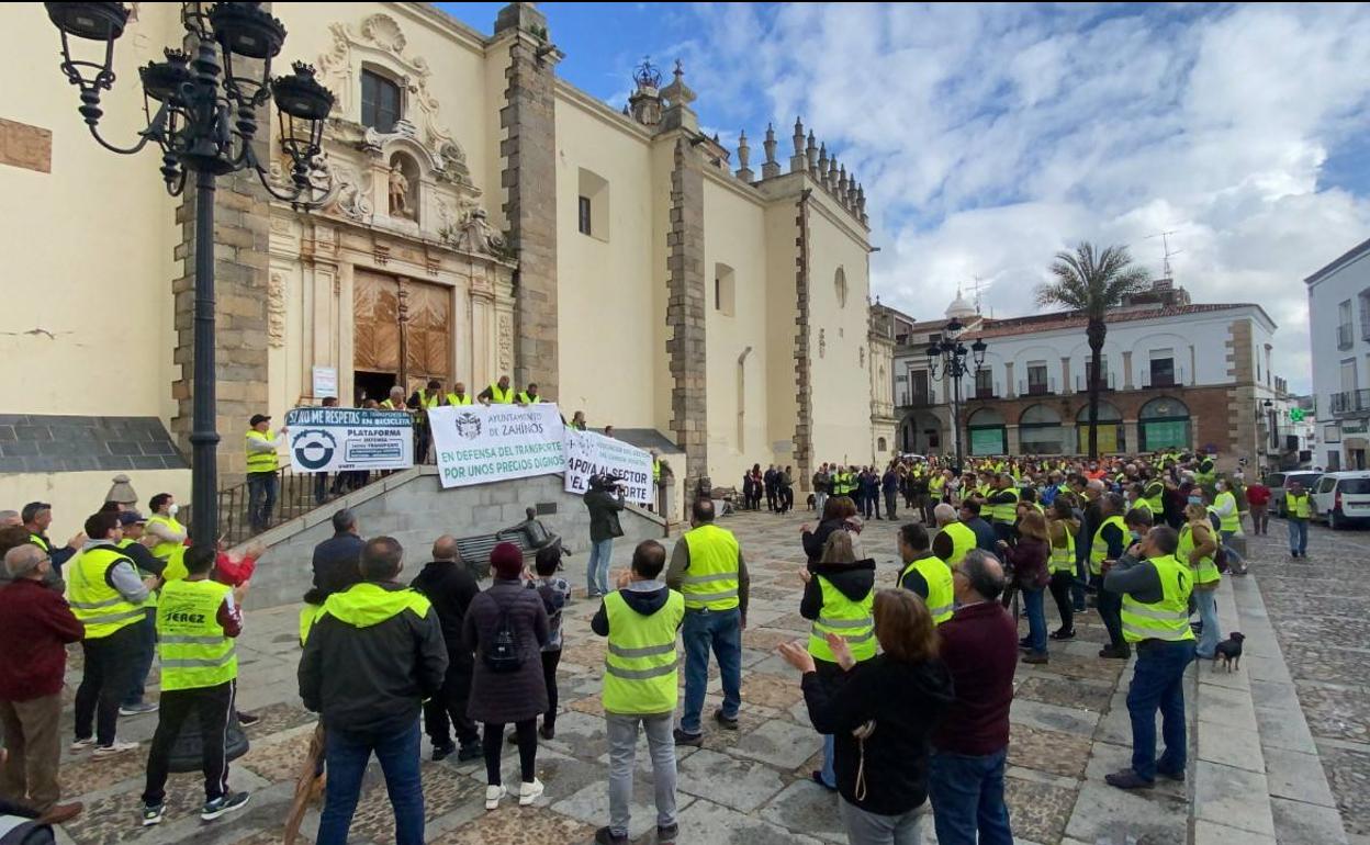 Continúan las protestas del sector del transporte