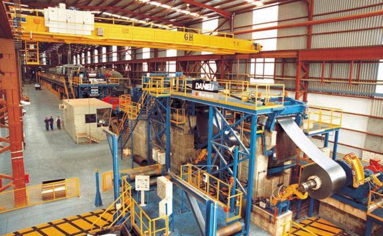 Interior de la planta de galvanizado del Grupo Cristian Lay en Jerez de los Caballeros.