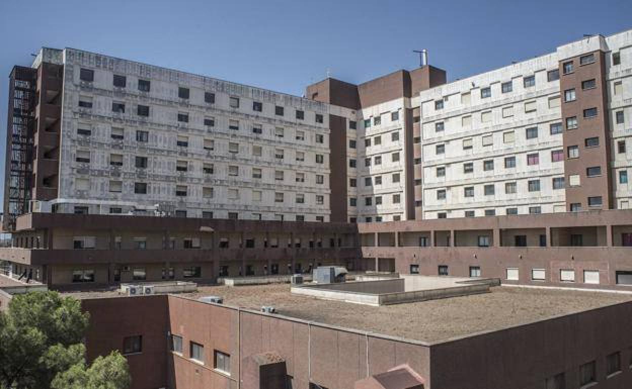 Imagen exterior del hospital Universitario de Badajoz.