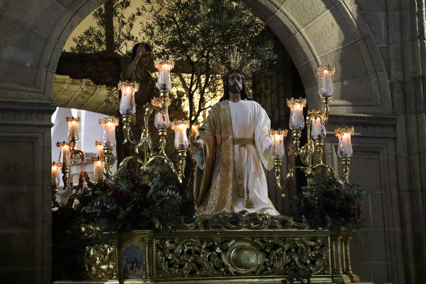 Fotos: Jerez vuelve a enmudecer ante Jesús Orando en el Huerto y Nuestra Señora del Silencio en una nueva noche de Martes Santo