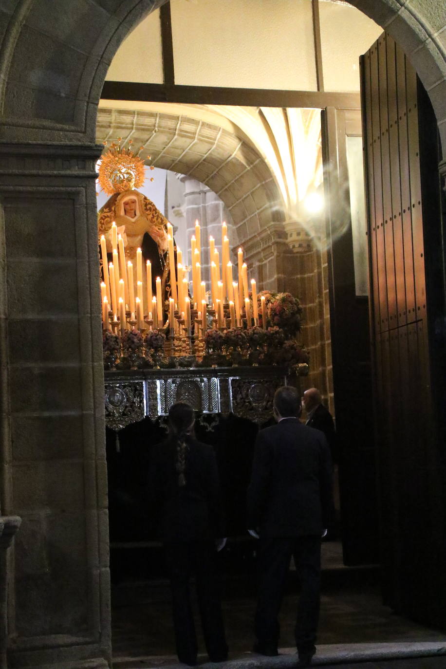 Fotos: Jerez vuelve a enmudecer ante Jesús Orando en el Huerto y Nuestra Señora del Silencio en una nueva noche de Martes Santo