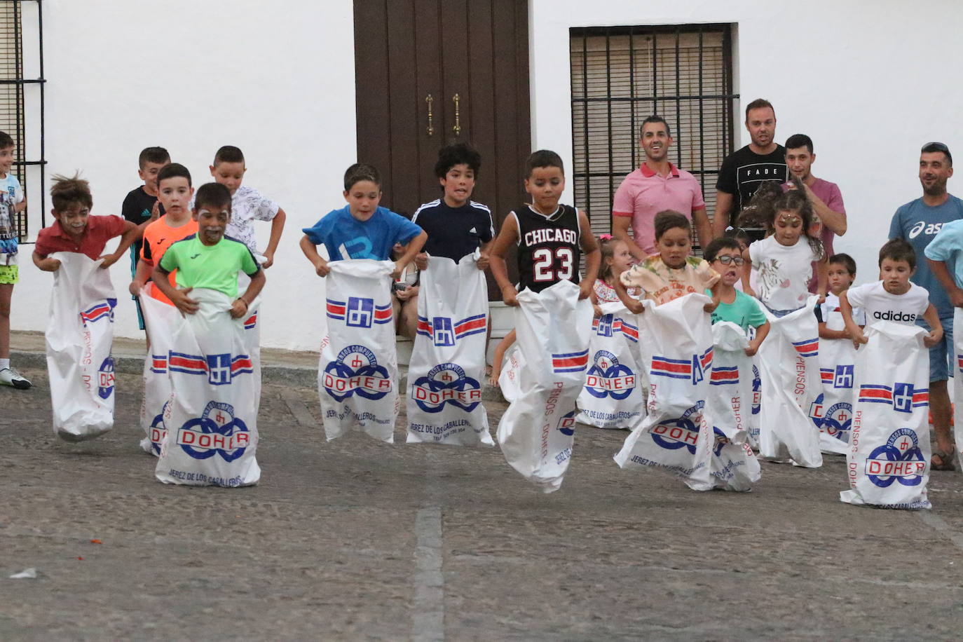 Fotos: La «velá» del barrio de Santa Catalina continúa este sábado con más música y animación