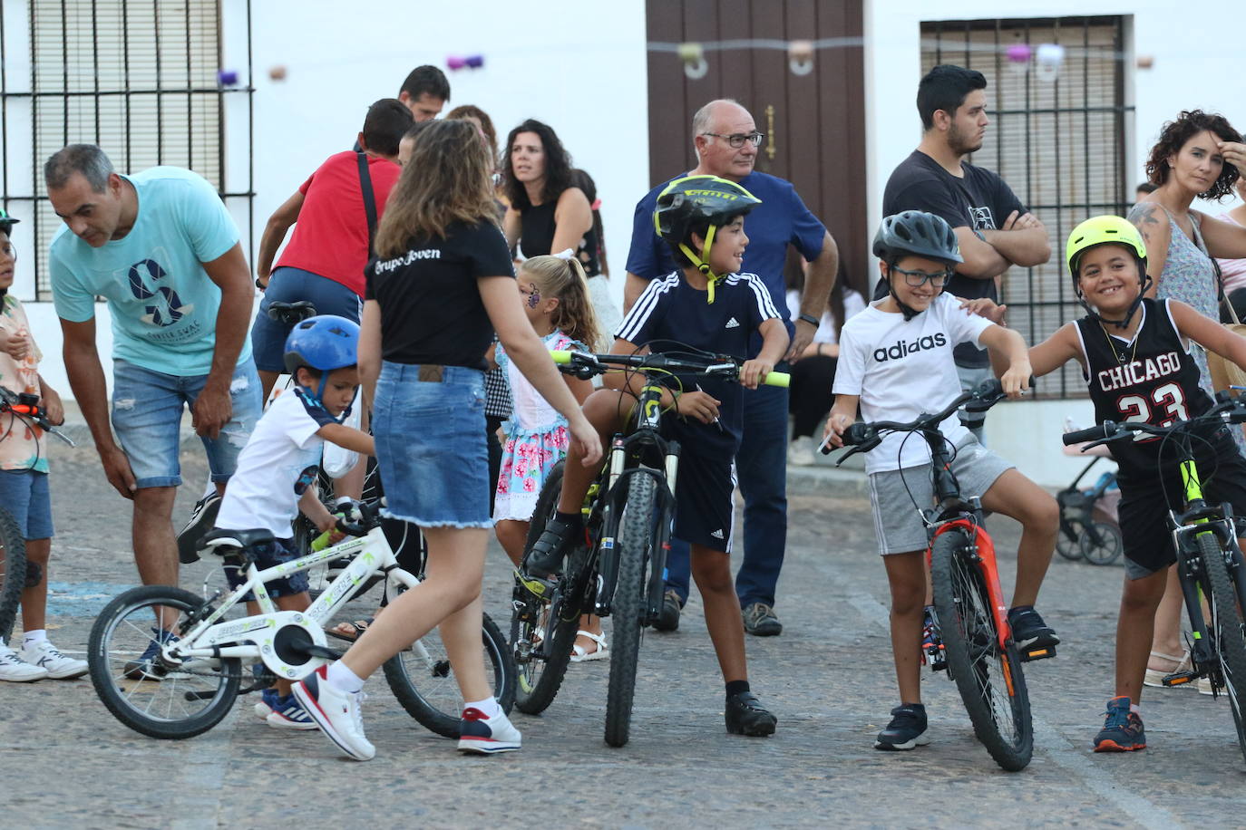 Fotos: La «velá» del barrio de Santa Catalina continúa este sábado con más música y animación