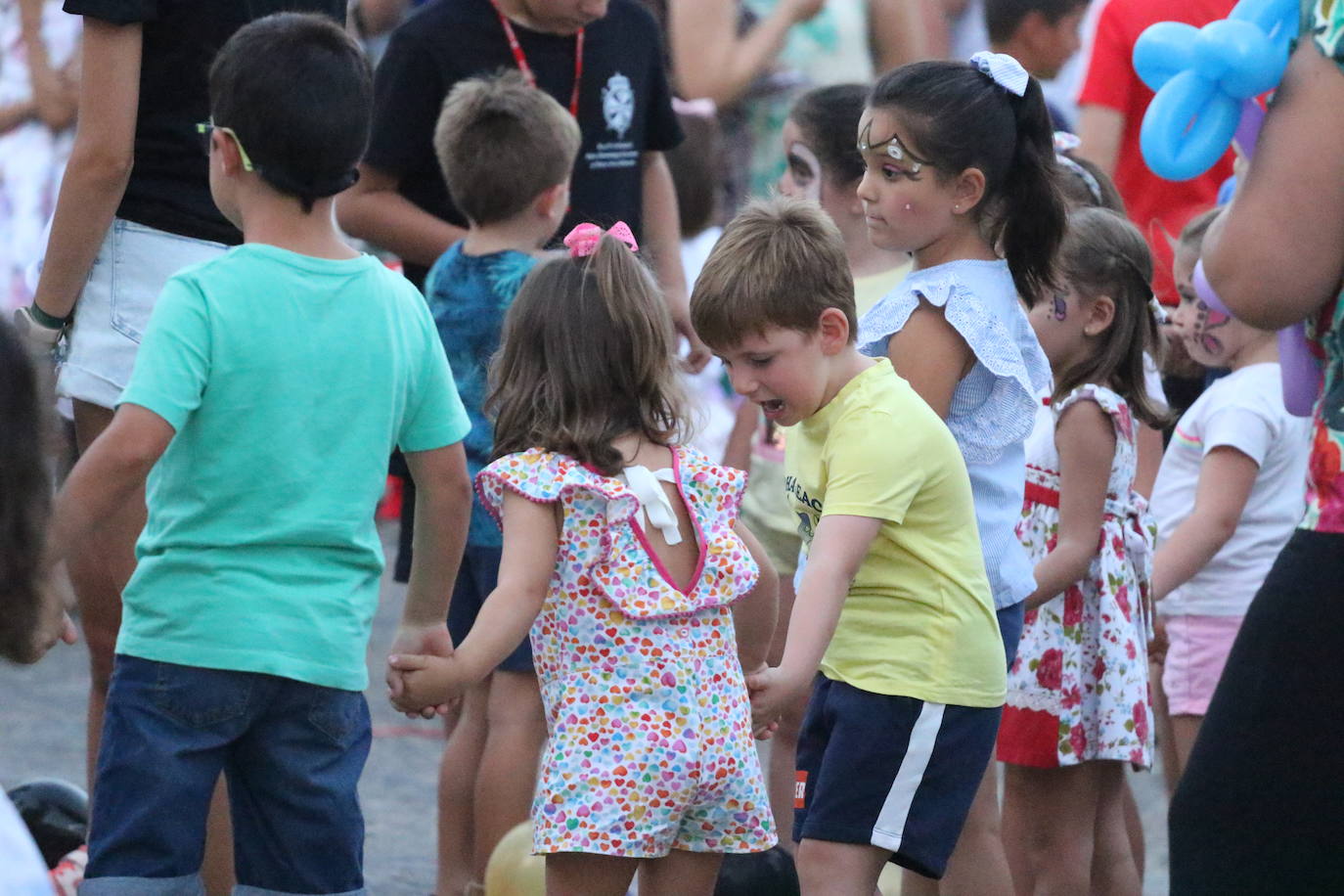 Fotos: La «velá» del barrio de Santa Catalina continúa este sábado con más música y animación