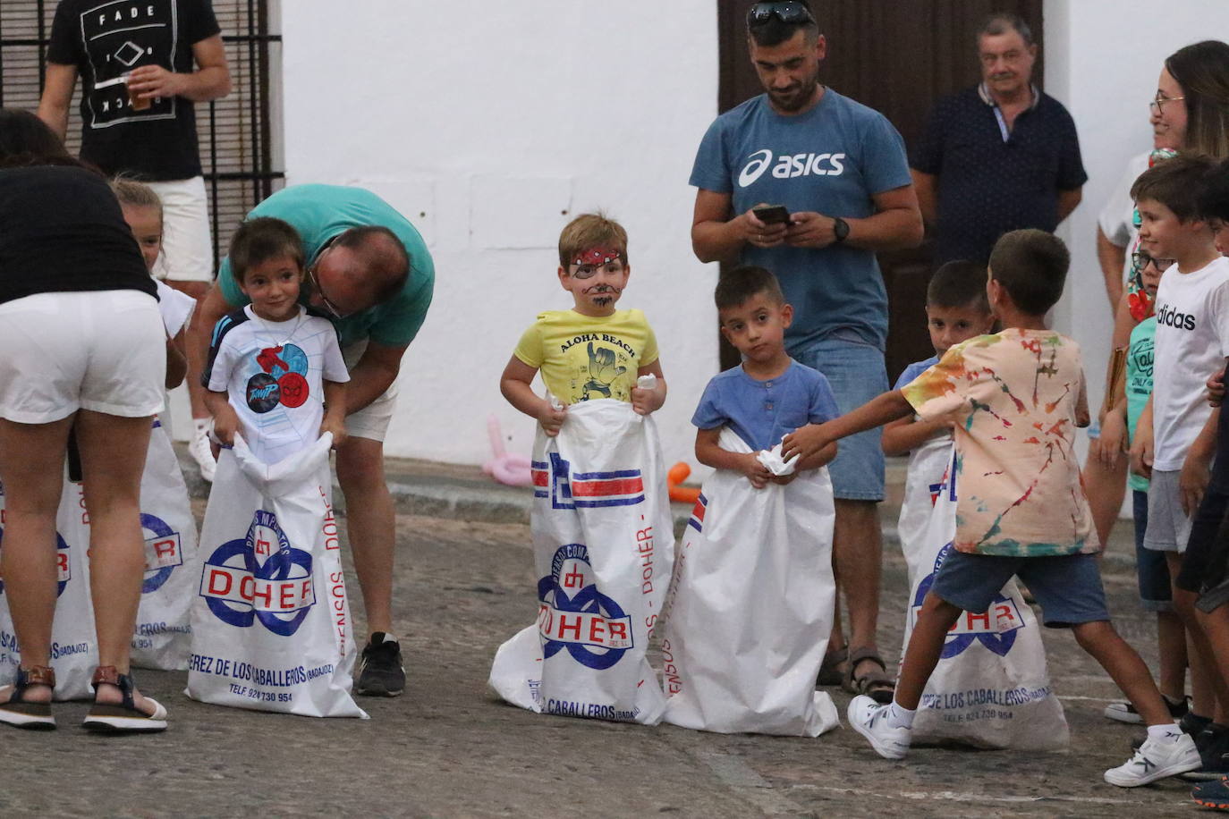 Fotos: La «velá» del barrio de Santa Catalina continúa este sábado con más música y animación