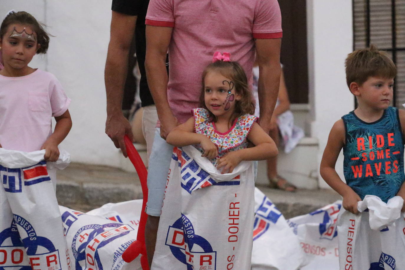 Fotos: La «velá» del barrio de Santa Catalina continúa este sábado con más música y animación