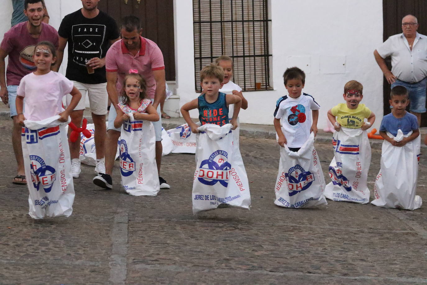 Fotos: La «velá» del barrio de Santa Catalina continúa este sábado con más música y animación