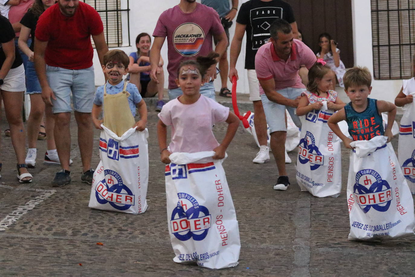 Fotos: La «velá» del barrio de Santa Catalina continúa este sábado con más música y animación