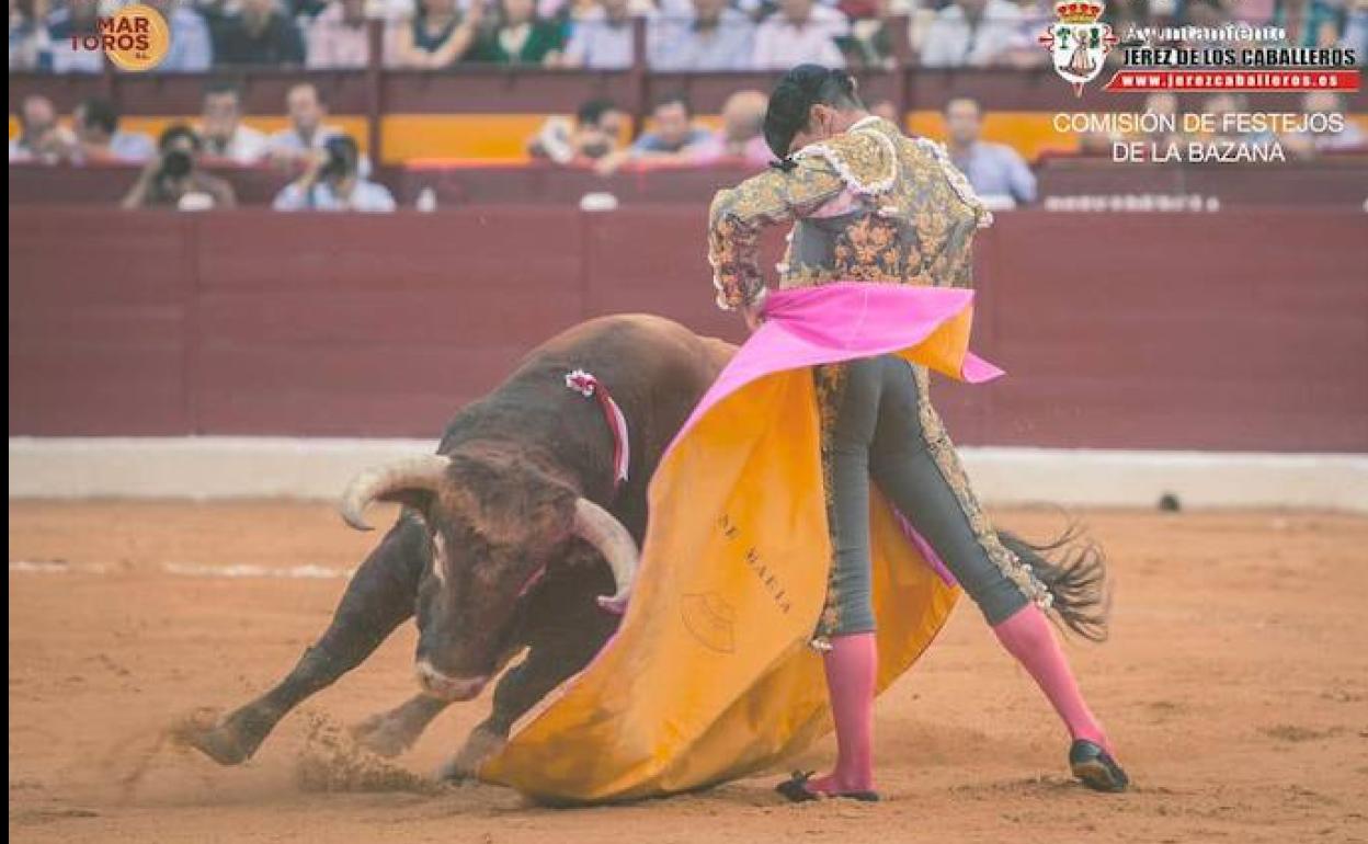 La plaza de toros de La Bazana acoge este sábado, 6 de agosto, una clase práctica de alumnos de la Escuela de Tauromaquia