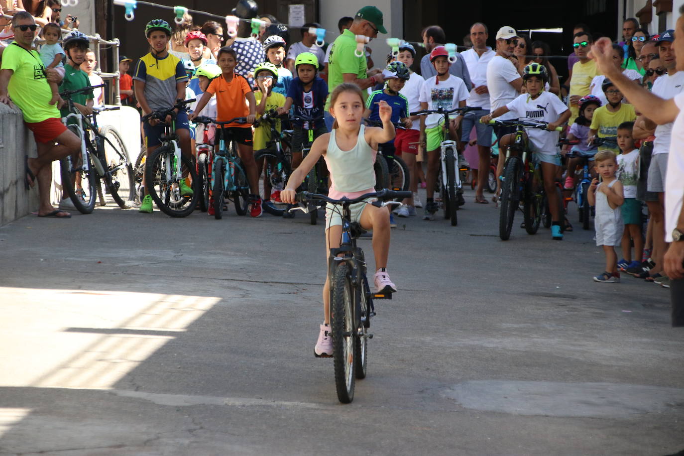Fotos: Los más pequeños disfrutan con los juegos tradicionales en la «velá» del barrio de los Santos Mártires