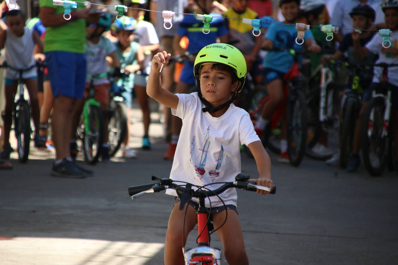 Fotos: Los más pequeños disfrutan con los juegos tradicionales en la «velá» del barrio de los Santos Mártires
