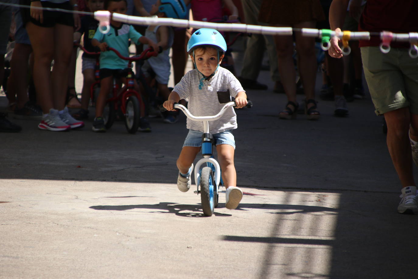 Fotos: Los más pequeños disfrutan con los juegos tradicionales en la «velá» del barrio de los Santos Mártires