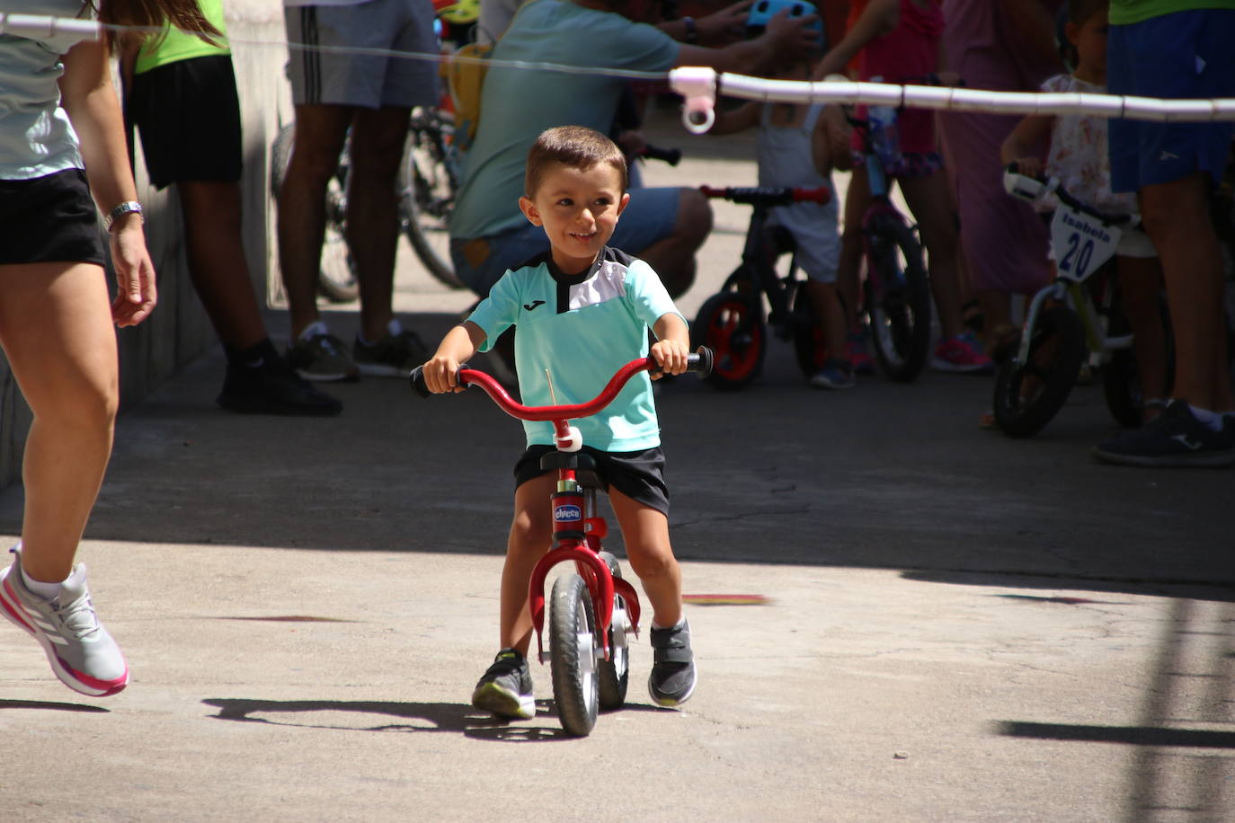 Fotos: Los más pequeños disfrutan con los juegos tradicionales en la «velá» del barrio de los Santos Mártires