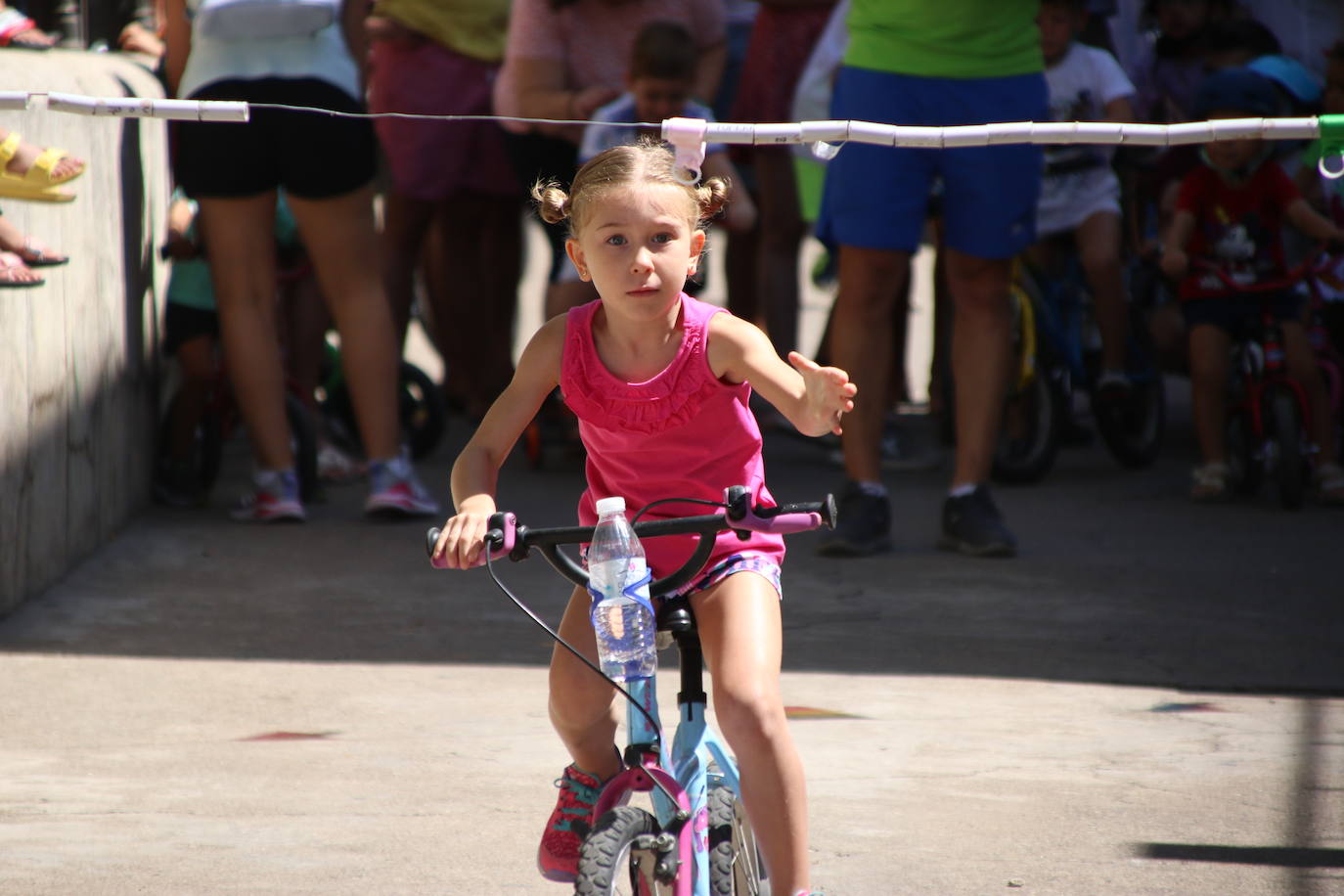 Fotos: Los más pequeños disfrutan con los juegos tradicionales en la «velá» del barrio de los Santos Mártires