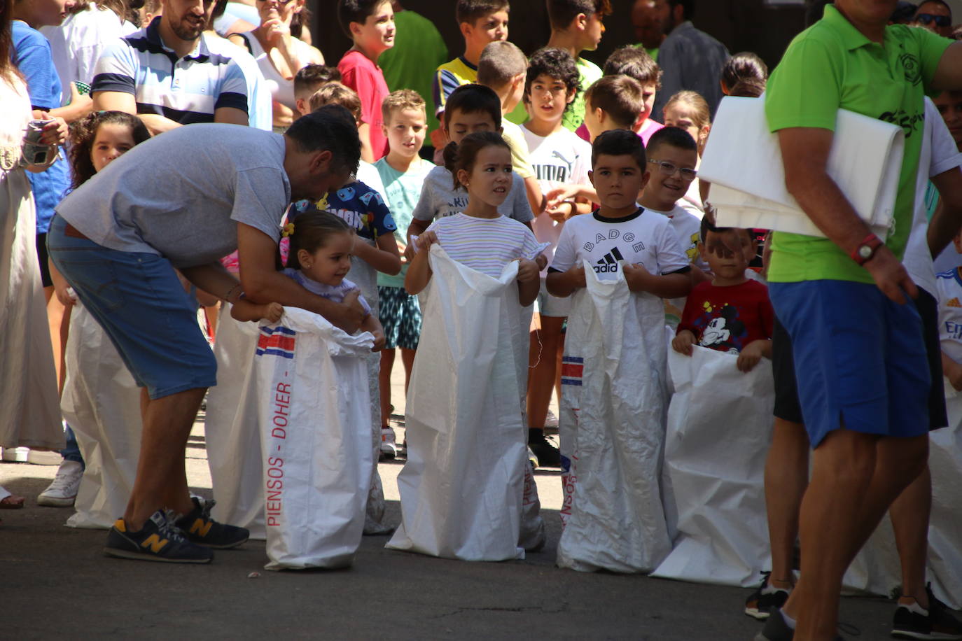 Fotos: Los más pequeños disfrutan con los juegos tradicionales en la «velá» del barrio de los Santos Mártires