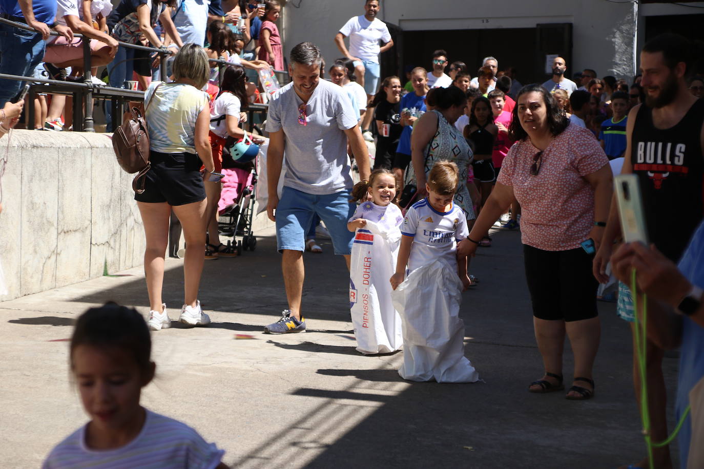 Fotos: Los más pequeños disfrutan con los juegos tradicionales en la «velá» del barrio de los Santos Mártires