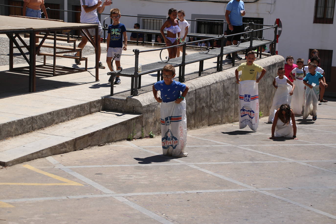 Fotos: Los más pequeños disfrutan con los juegos tradicionales en la «velá» del barrio de los Santos Mártires
