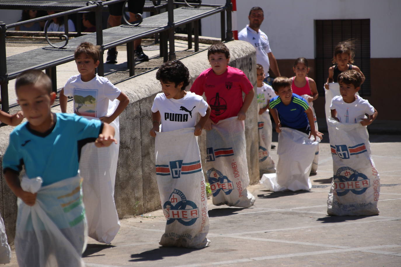 Fotos: Los más pequeños disfrutan con los juegos tradicionales en la «velá» del barrio de los Santos Mártires