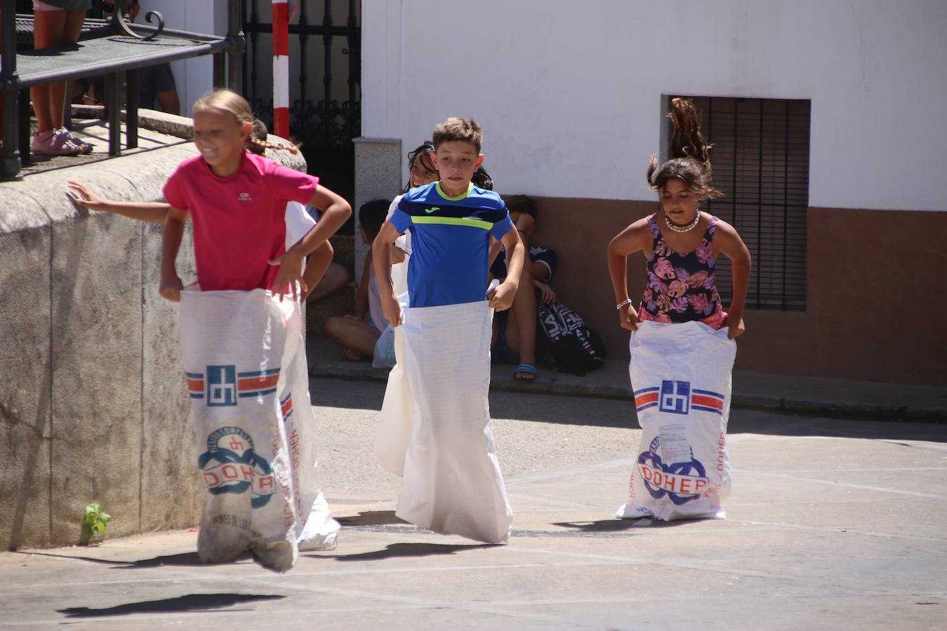 Fotos: Los más pequeños disfrutan con los juegos tradicionales en la «velá» del barrio de los Santos Mártires