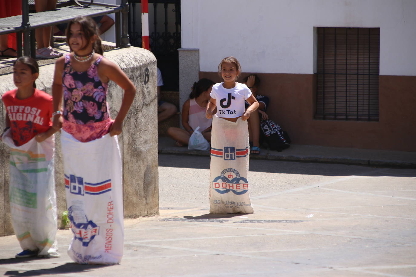 Fotos: Los más pequeños disfrutan con los juegos tradicionales en la «velá» del barrio de los Santos Mártires