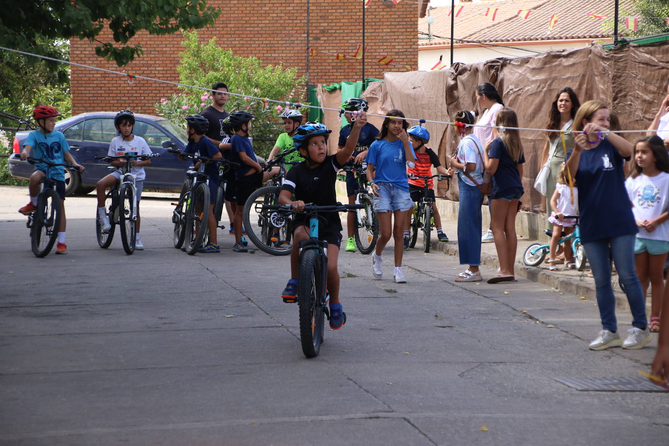 Fotos: La «velá» del barrio de San Roque continúa con la tradicional bendición de animales y los juegos infantiles