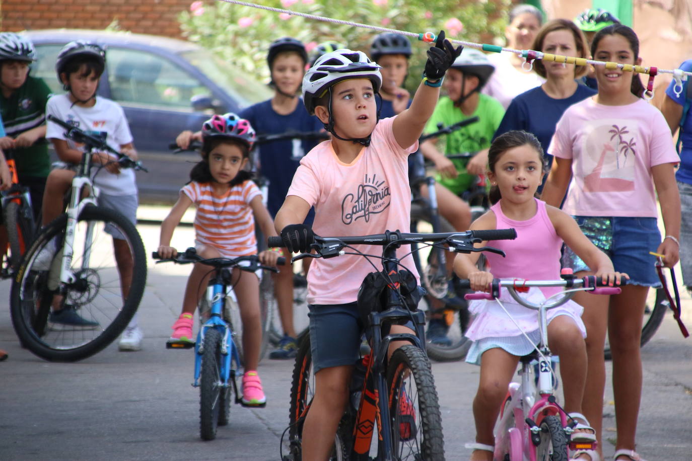 Fotos: La «velá» del barrio de San Roque continúa con la tradicional bendición de animales y los juegos infantiles