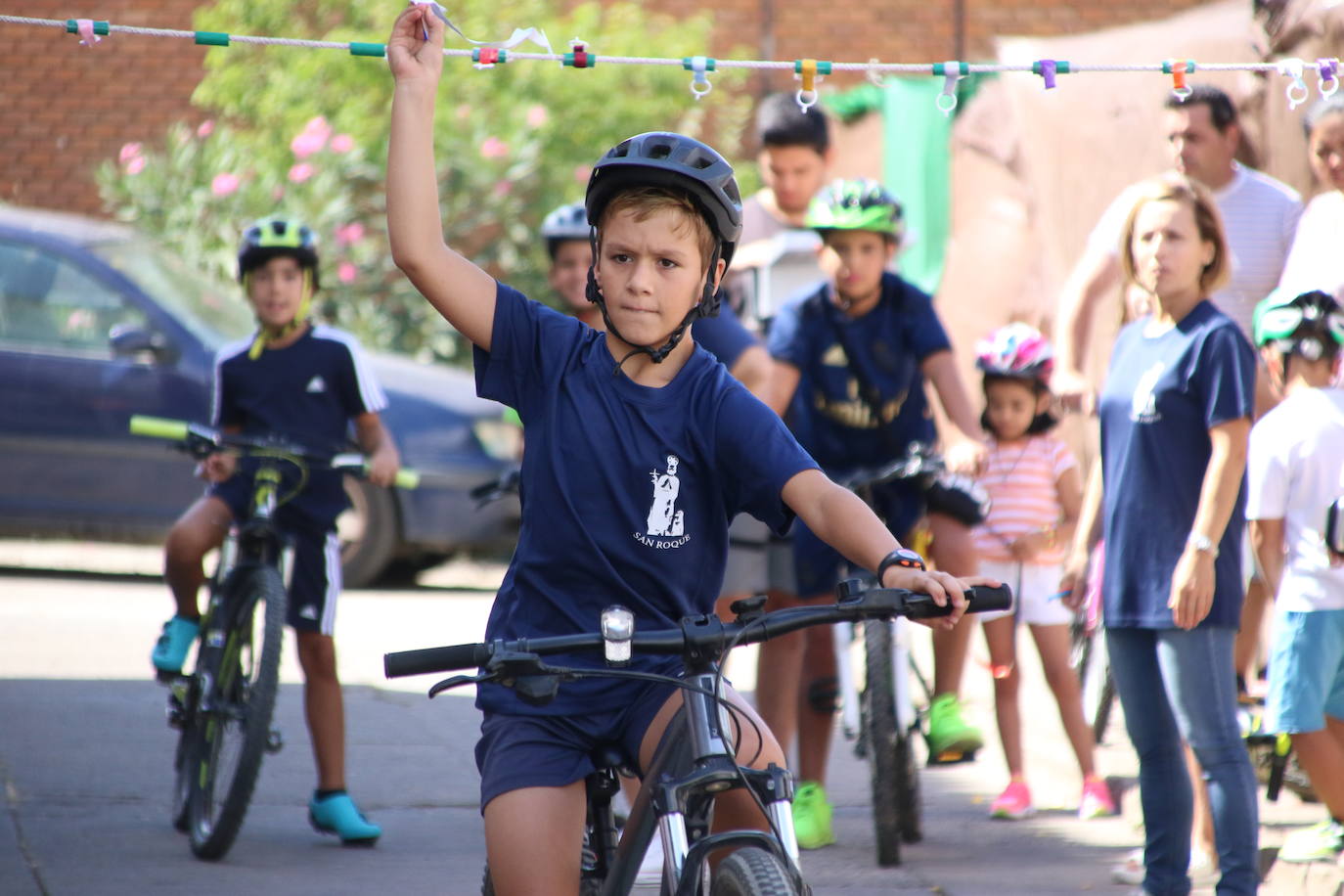 Fotos: La «velá» del barrio de San Roque continúa con la tradicional bendición de animales y los juegos infantiles
