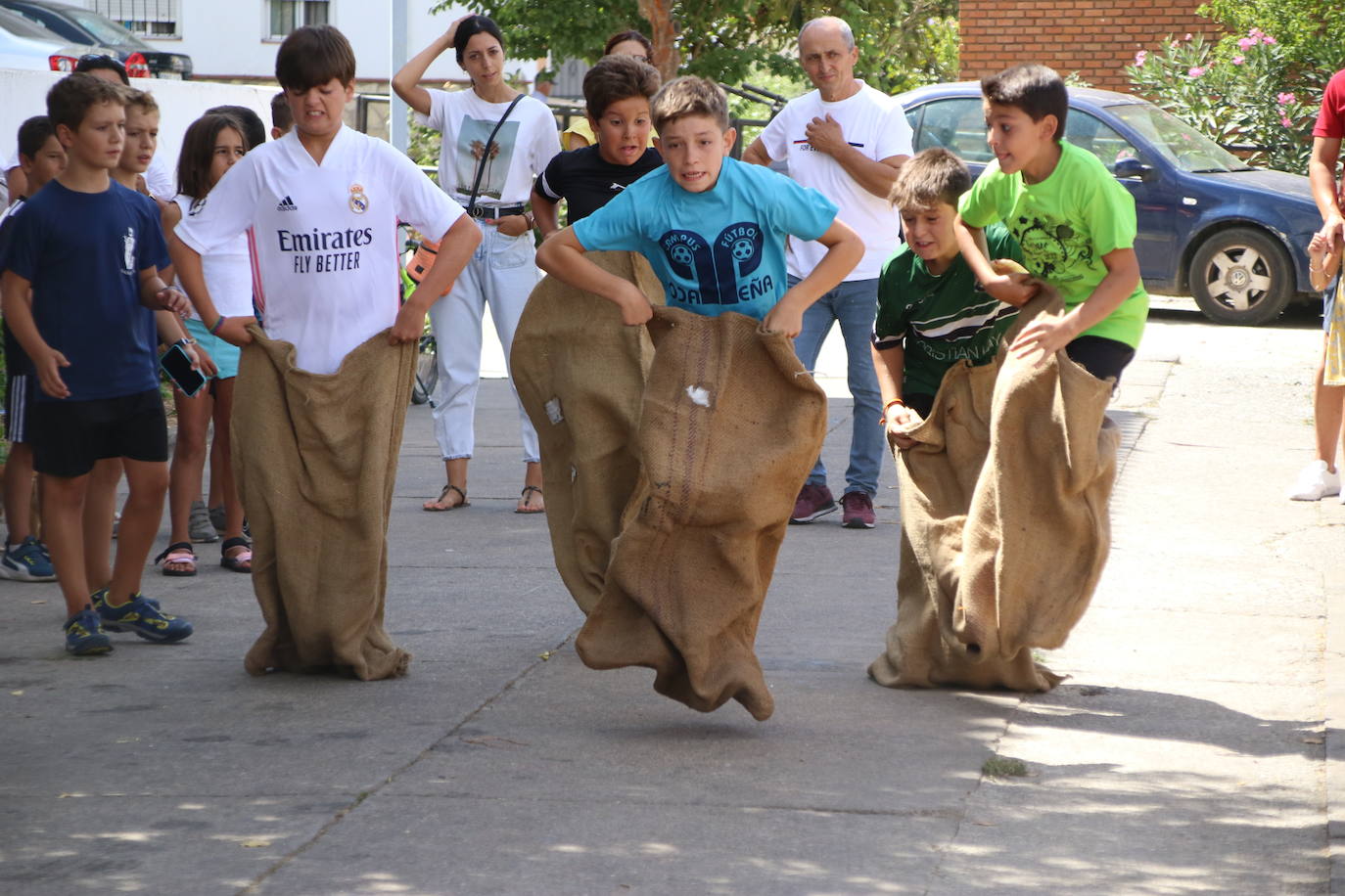 Fotos: La «velá» del barrio de San Roque continúa con la tradicional bendición de animales y los juegos infantiles