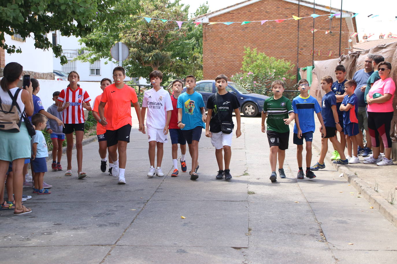 Fotos: La «velá» del barrio de San Roque continúa con la tradicional bendición de animales y los juegos infantiles