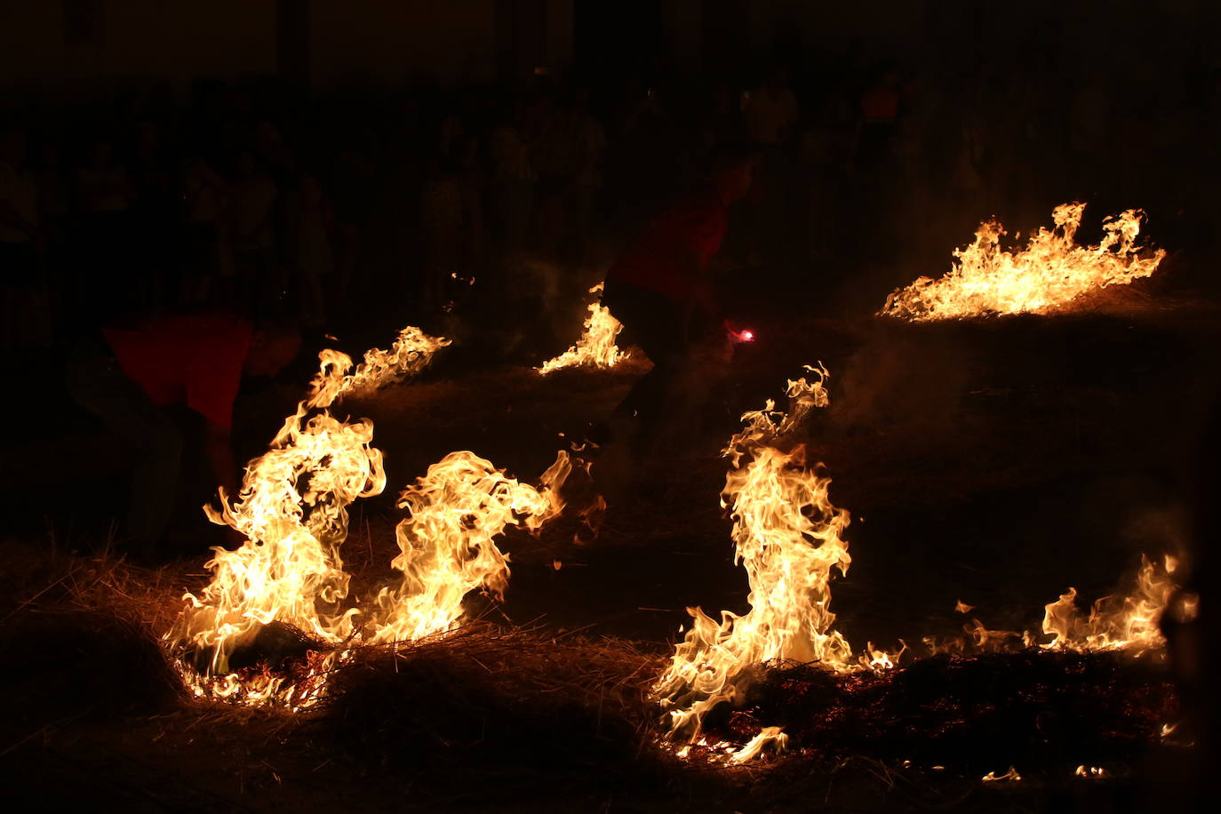 Fotos: Noche de fuego y tradición en el Llano de Santa María con la «quema del rabo del diablo»