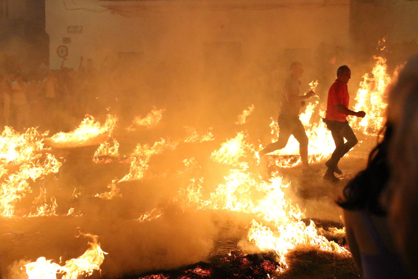 Fotos: Noche de fuego y tradición en el Llano de Santa María con la «quema del rabo del diablo»