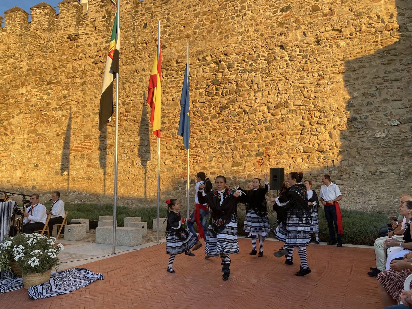 Fotos: Jerez de los Caballeros celebra el Día de Extremadura con un acto institucional en el Lienzo de Muralla