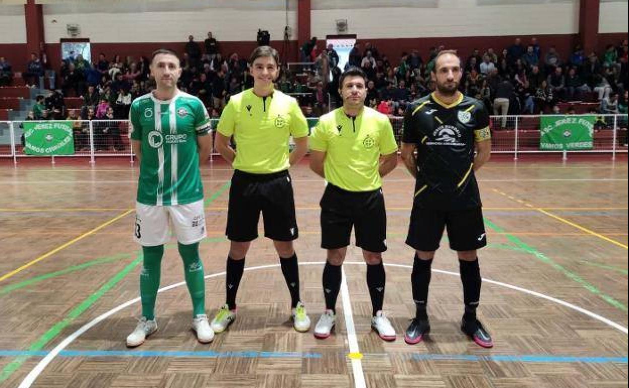 Capitanes y árbitros del Jerez-Rena. 