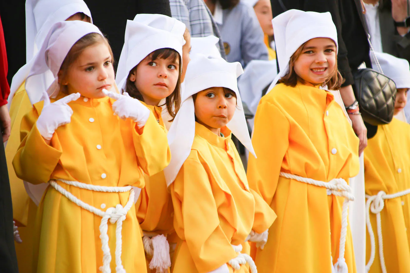 Fotogalería I: La Semana Santa infantil del CEIP «El Rodeo» vuelve a ensalzar el legado cofrade de Jerez de los Caballeros