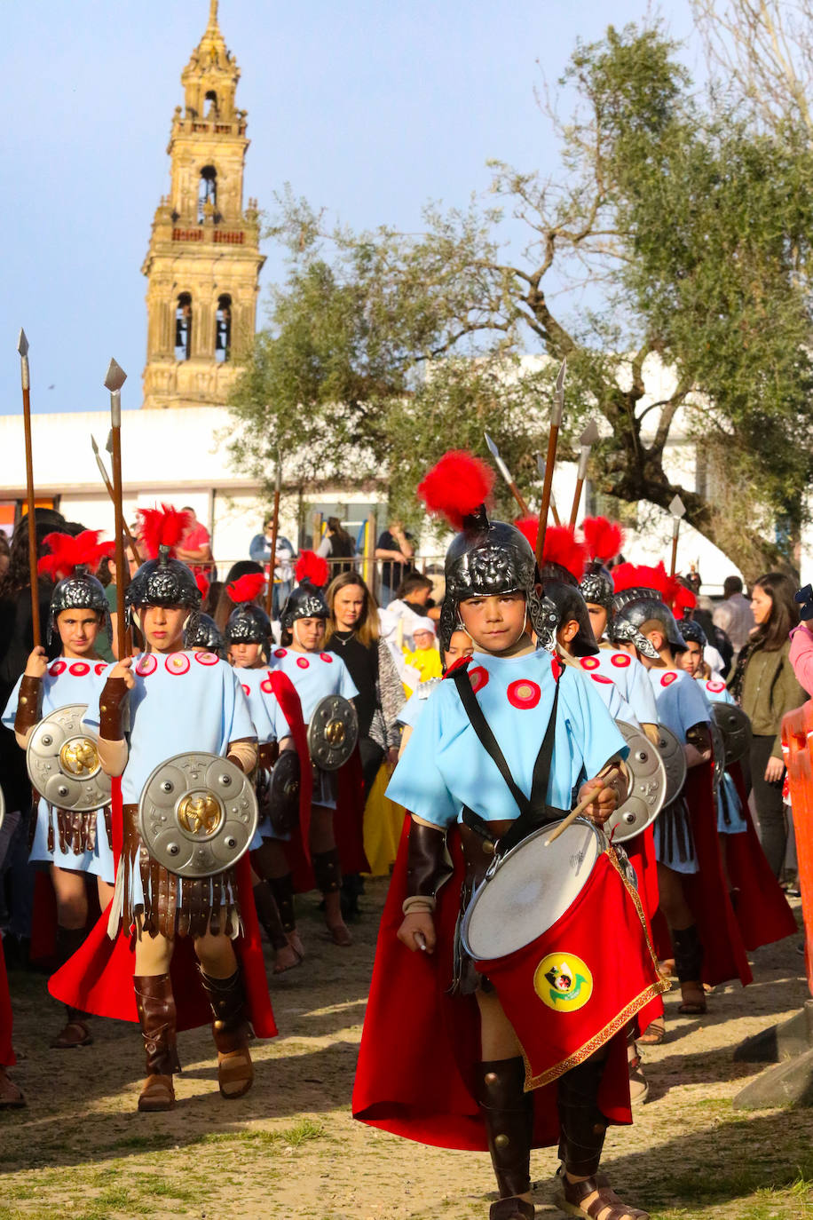 Fotogalería I: La Semana Santa infantil del CEIP «El Rodeo» vuelve a ensalzar el legado cofrade de Jerez de los Caballeros