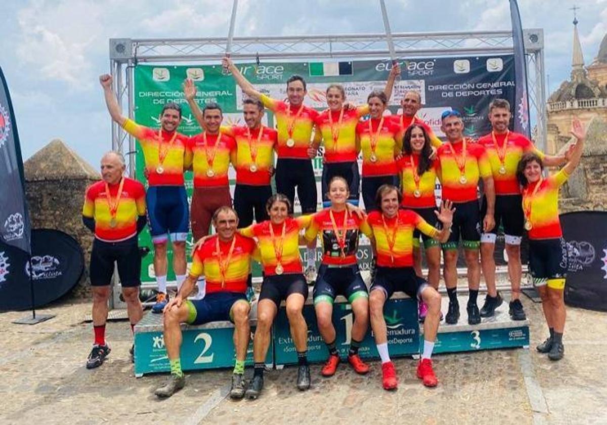 Natalia Fischer y Sergio Mantecón, campeones de España de BTT XCM en Jerez de los Caballeros